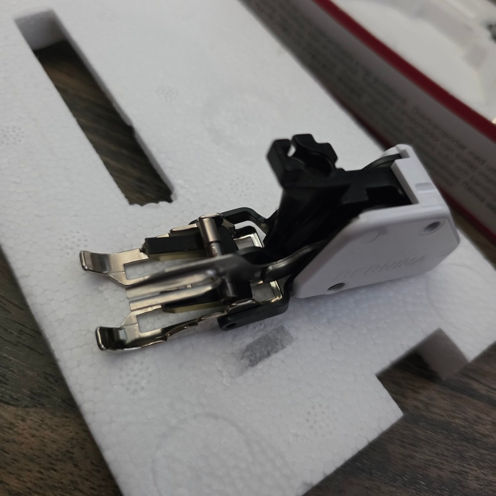 Bernina Three Sole Walking Foot with Seam Guide 008969.72.00 Swiss Made Set - Picture 4 of 10